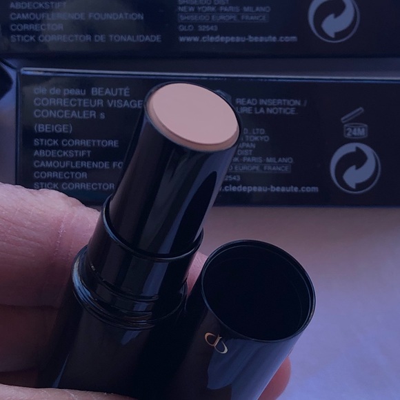 cle de peau Beaute Concealer, Beige - Picture 2 of 7